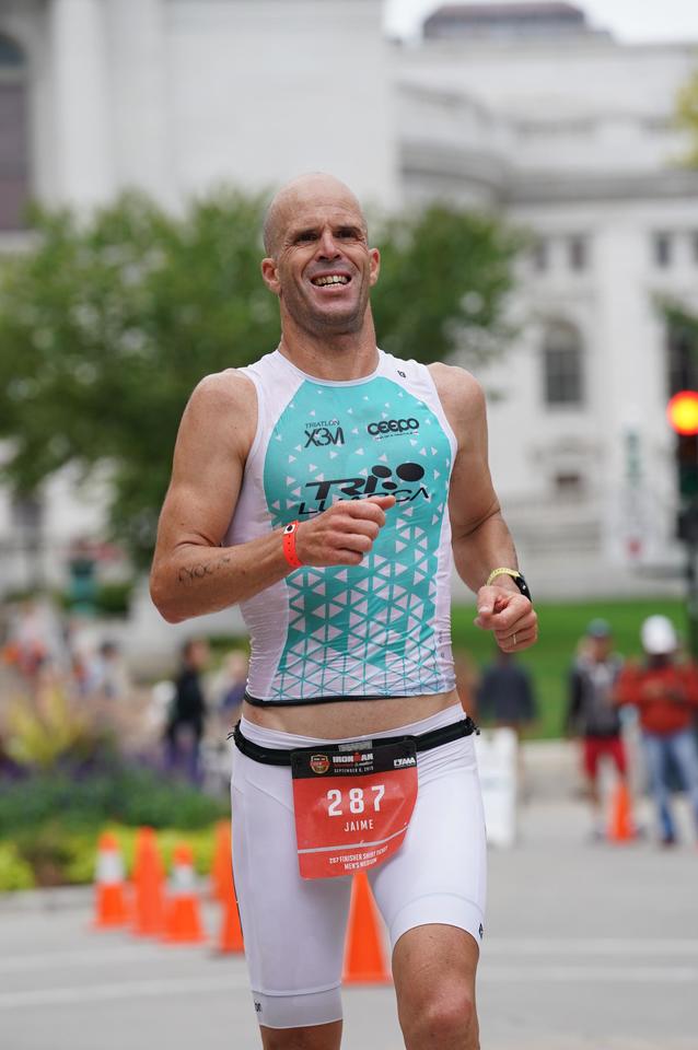 Jaime Menéndez de Luarca sonriendo durante el sector de carrera a pie en un triatlón Ironman