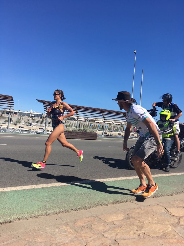 Entrenador de triatlón Jaime Menéndez de Luarca acompañando a una triatleta durante la carrera a pie en competición